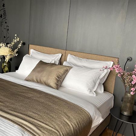 Arka Art Hotel Tiranë Ngoại thất bức ảnh A bed with bed linen