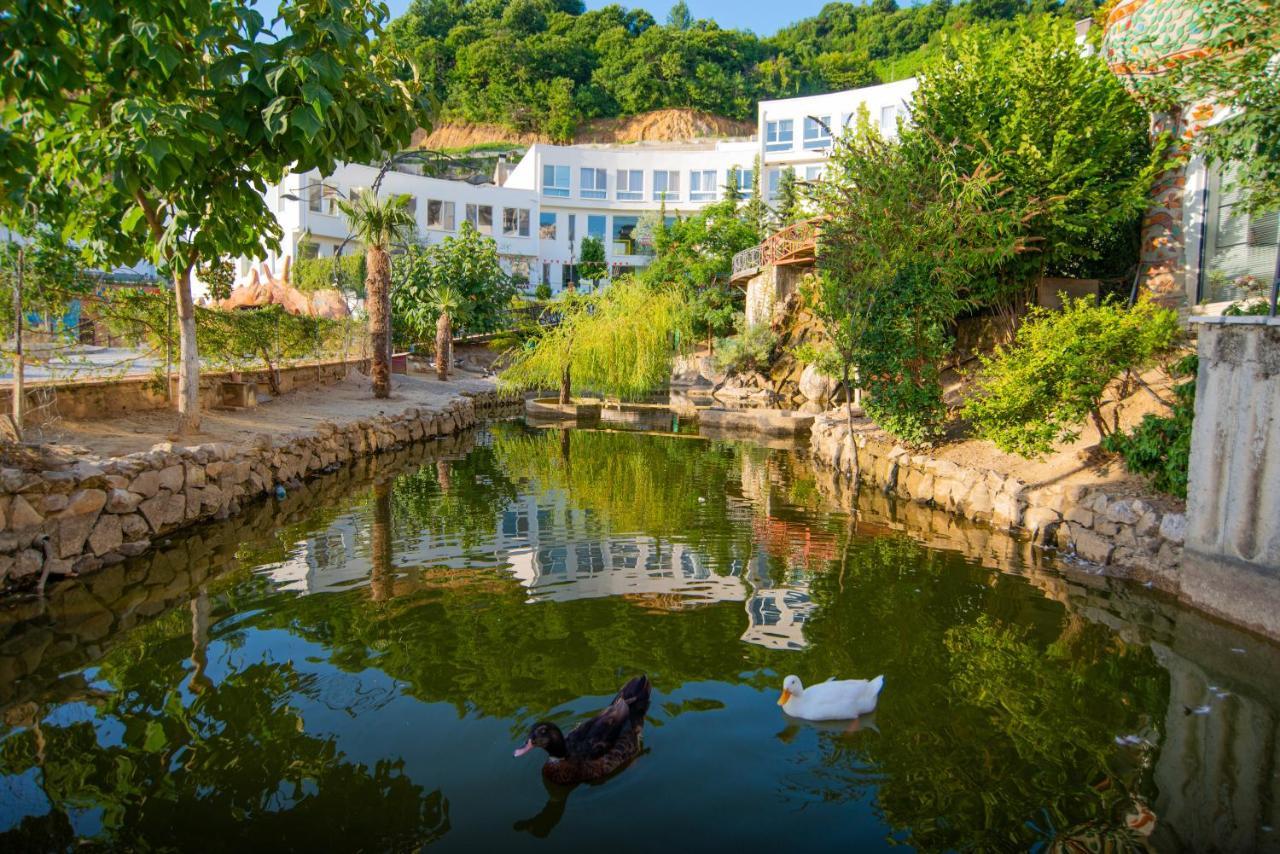 Arka Art Hotel Tiranë Ngoại thất bức ảnh The duck pond
