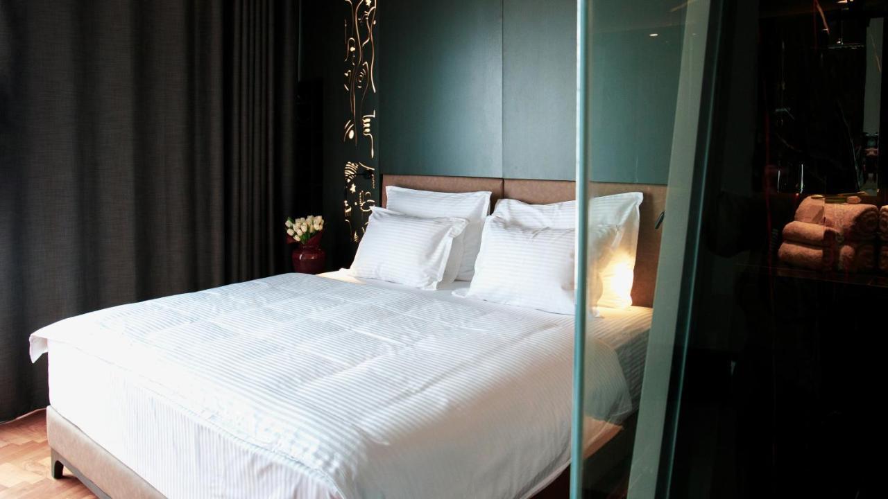 Arka Art Hotel Tiranë Ngoại thất bức ảnh A bed with white sheets