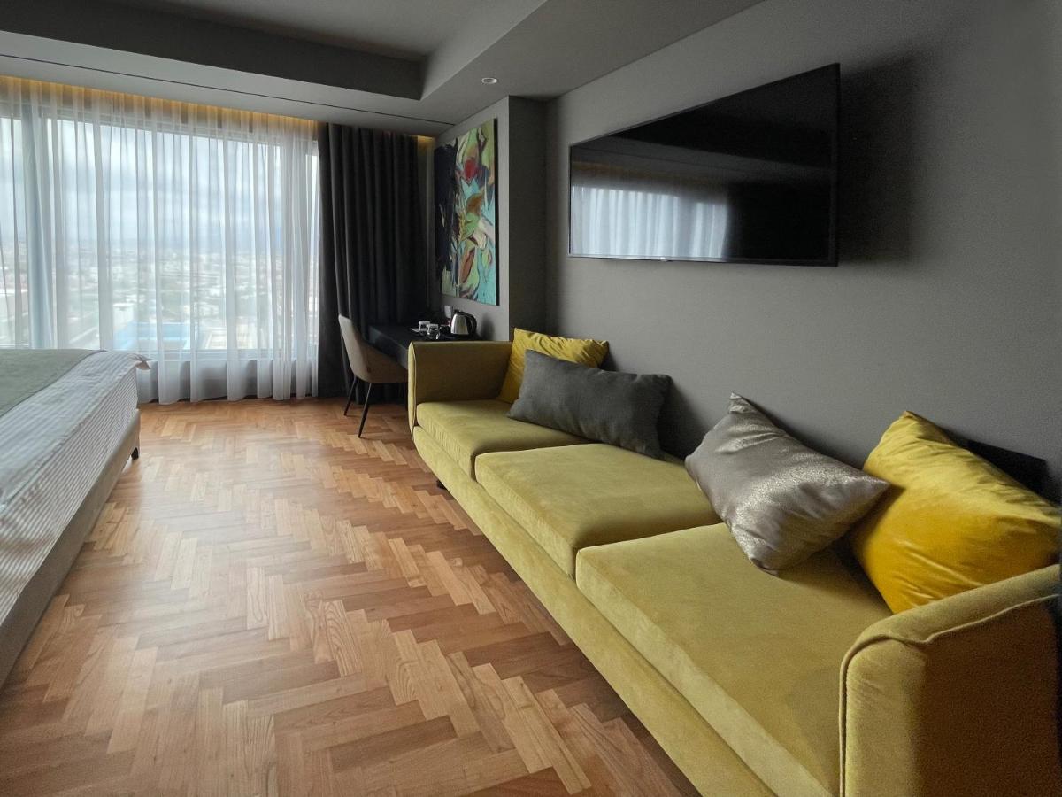 Arka Art Hotel Tiranë Ngoại thất bức ảnh A suite at the hotel