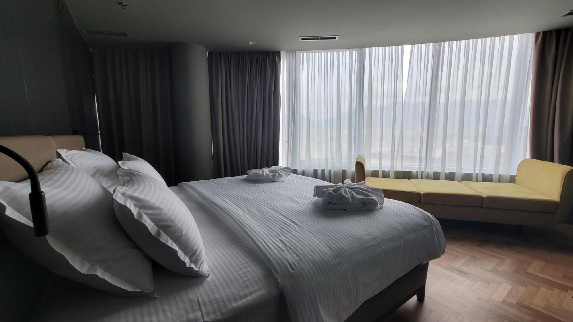 Arka Art Hotel Tiranë Ngoại thất bức ảnh A bedroom at the hotel