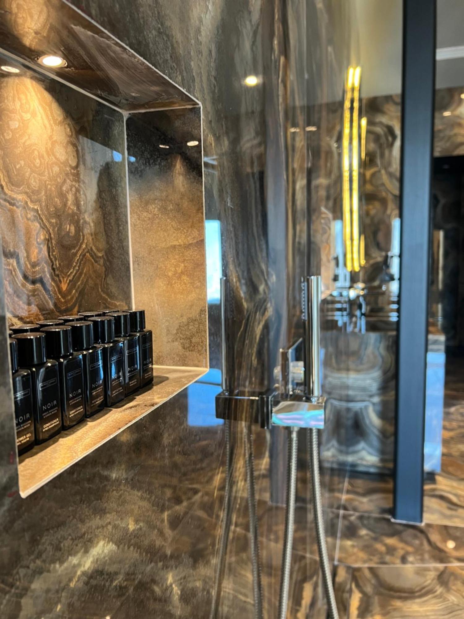 Arka Art Hotel Tiranë Ngoại thất bức ảnh A typical shower