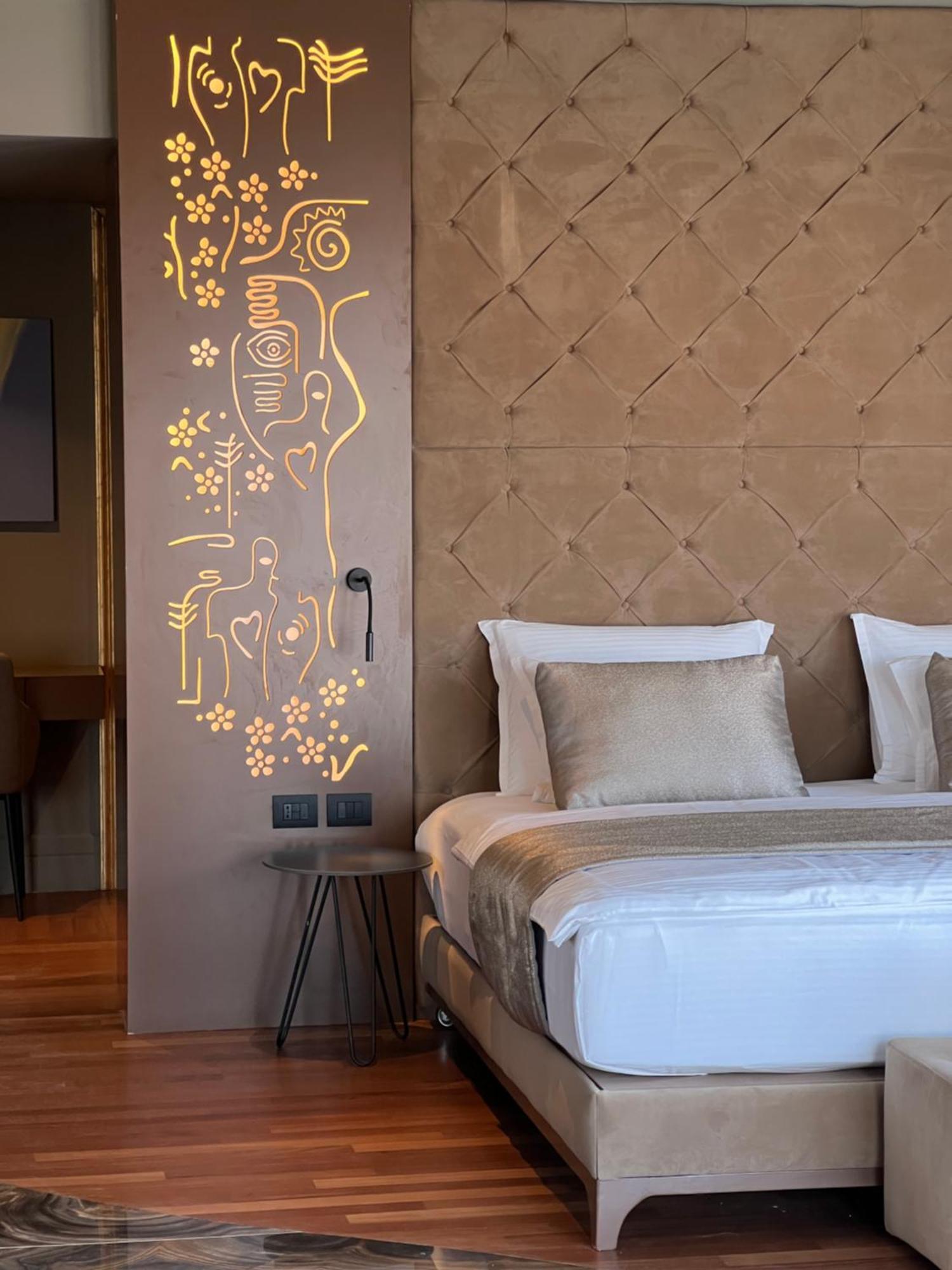 Arka Art Hotel Tiranë Ngoại thất bức ảnh A wall sticker