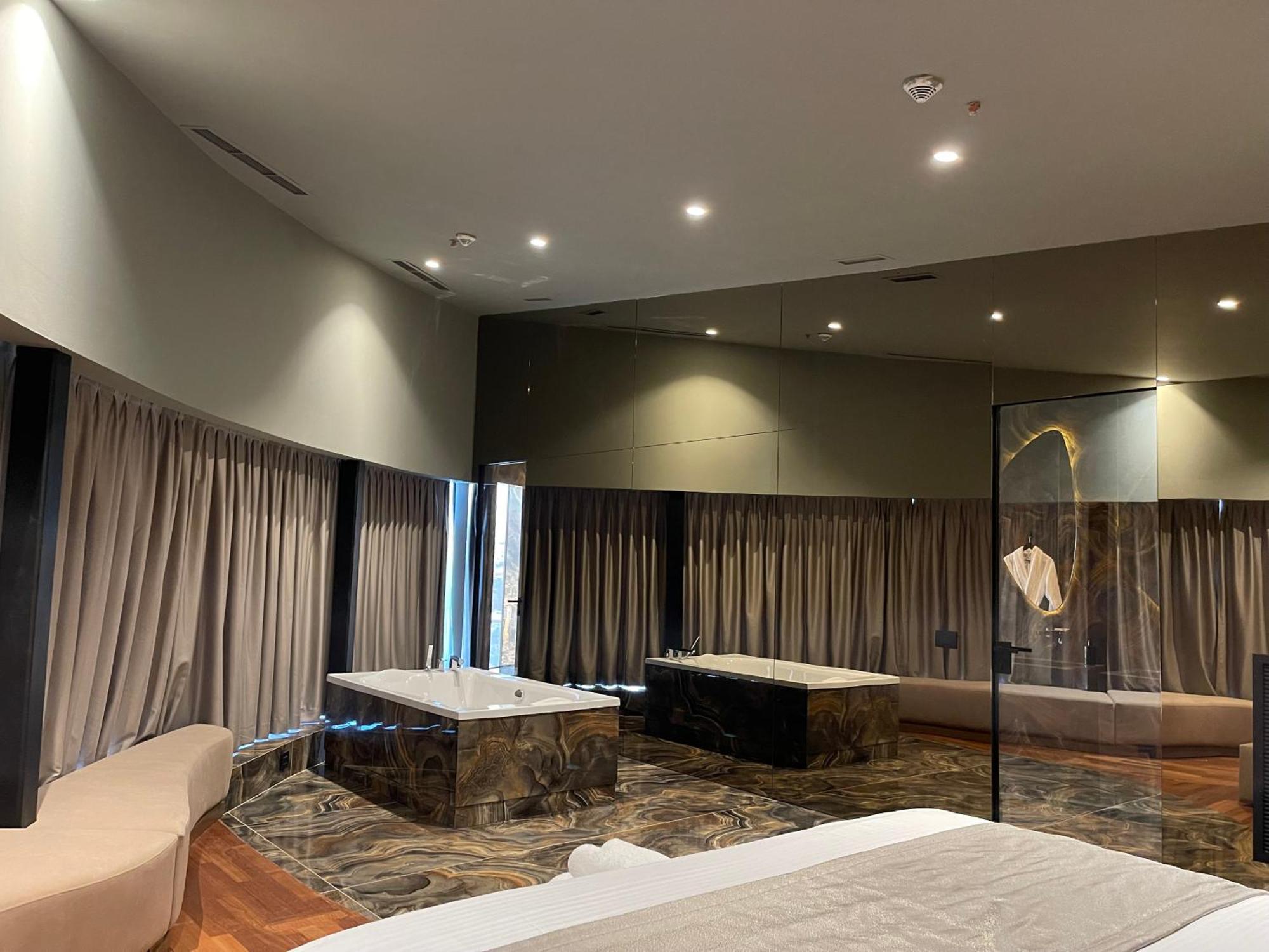 Arka Art Hotel Tiranë Ngoại thất bức ảnh A suite at the hotel