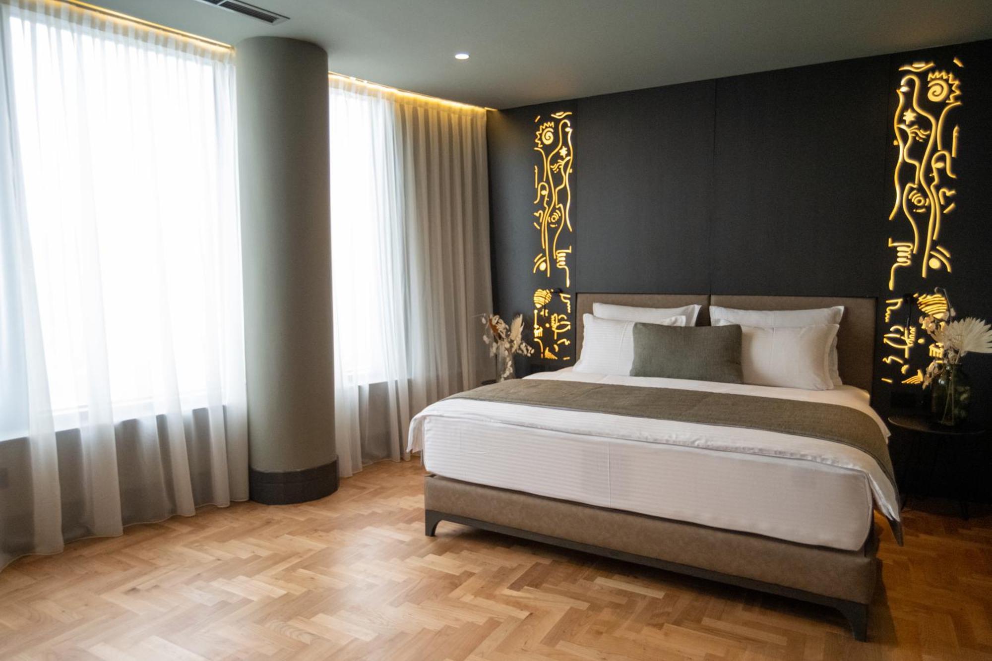 Arka Art Hotel Tiranë Ngoại thất bức ảnh A bedroom at the hotel