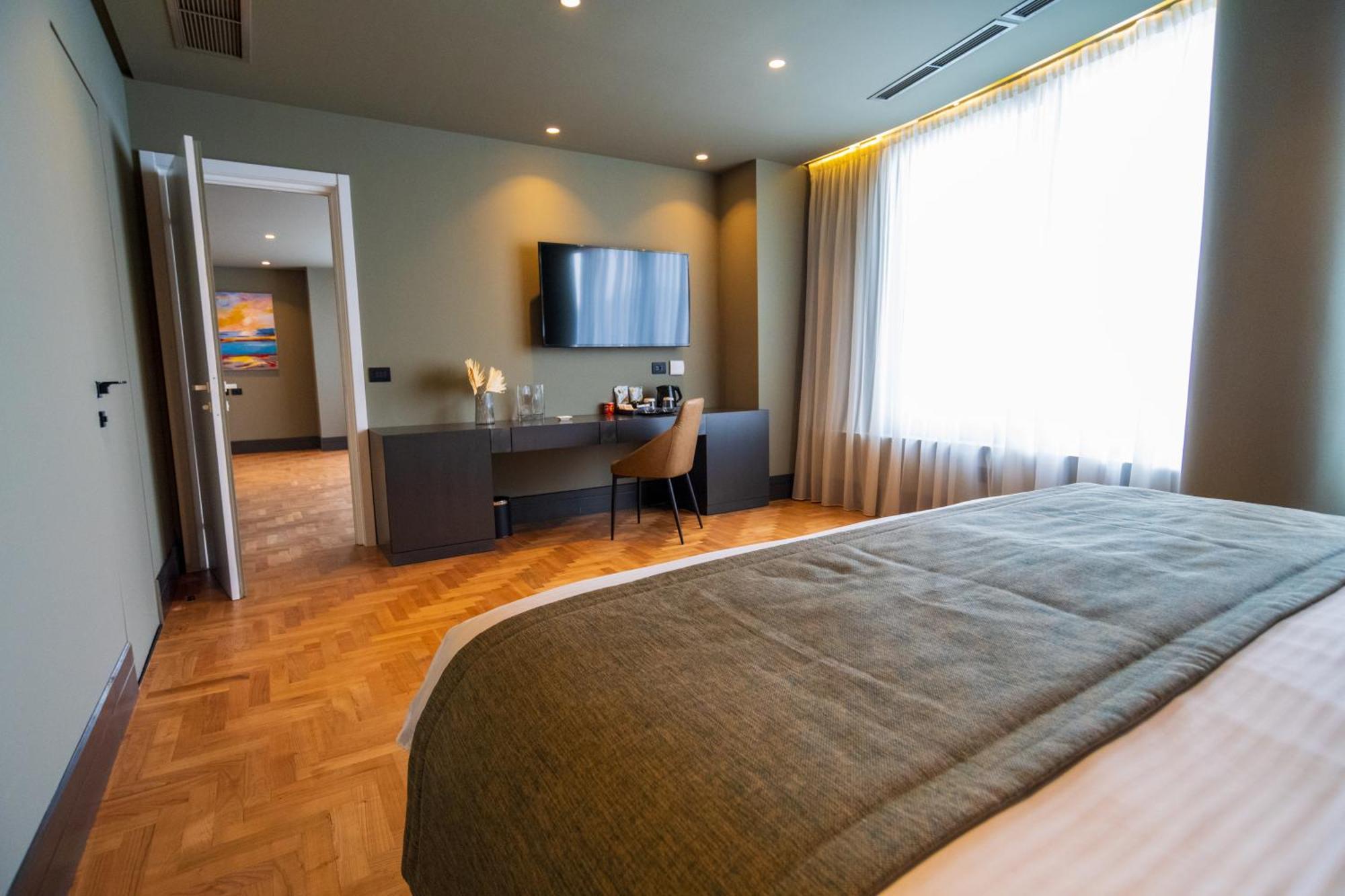 Arka Art Hotel Tiranë Ngoại thất bức ảnh A room at the hotel