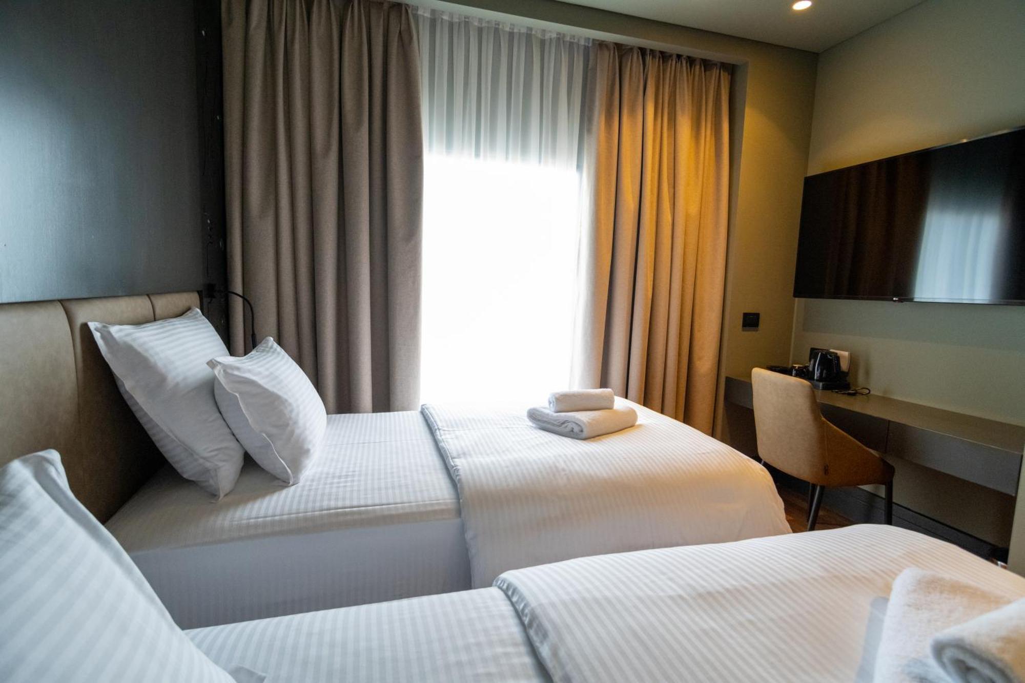 Arka Art Hotel Tiranë Ngoại thất bức ảnh A room at the hotel