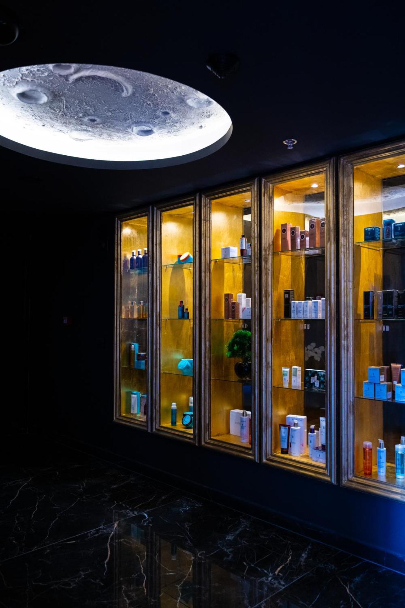 Arka Art Hotel Tiranë Ngoại thất bức ảnh A display of products at a salon
