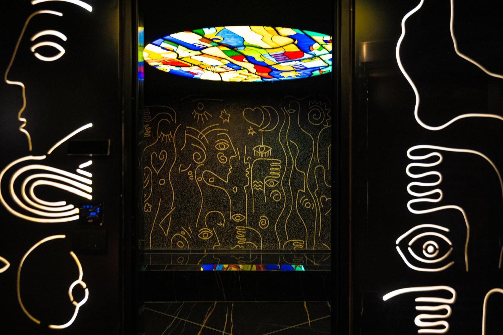 Arka Art Hotel Tiranë Ngoại thất bức ảnh The stained glass window in the elevator