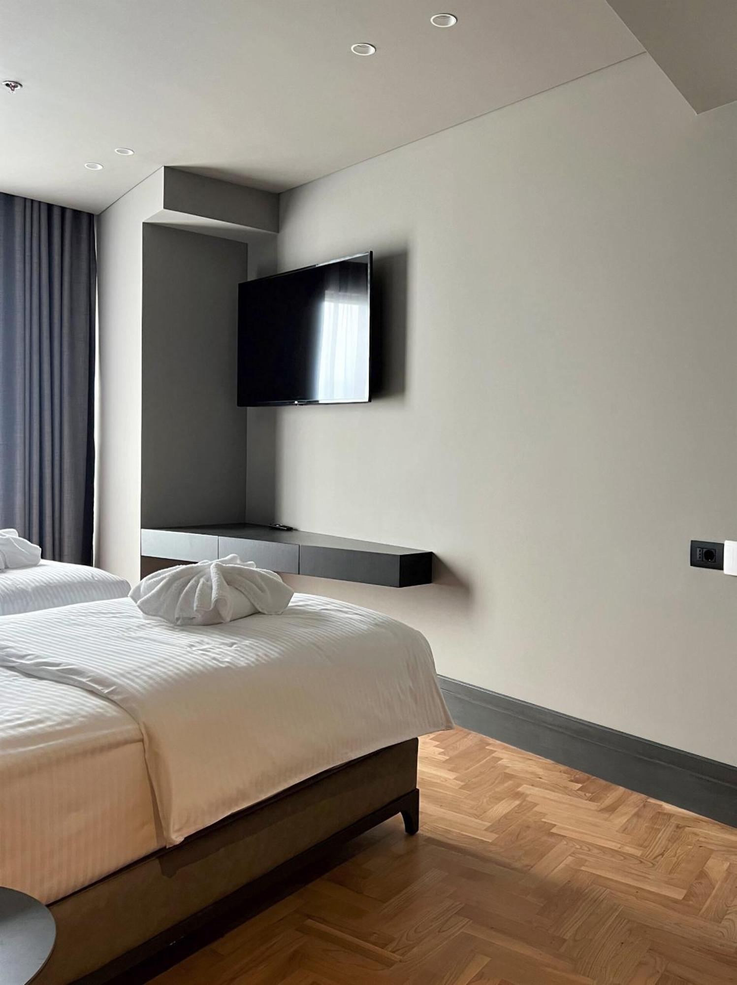Arka Art Hotel Tiranë Ngoại thất bức ảnh A room at the hotel