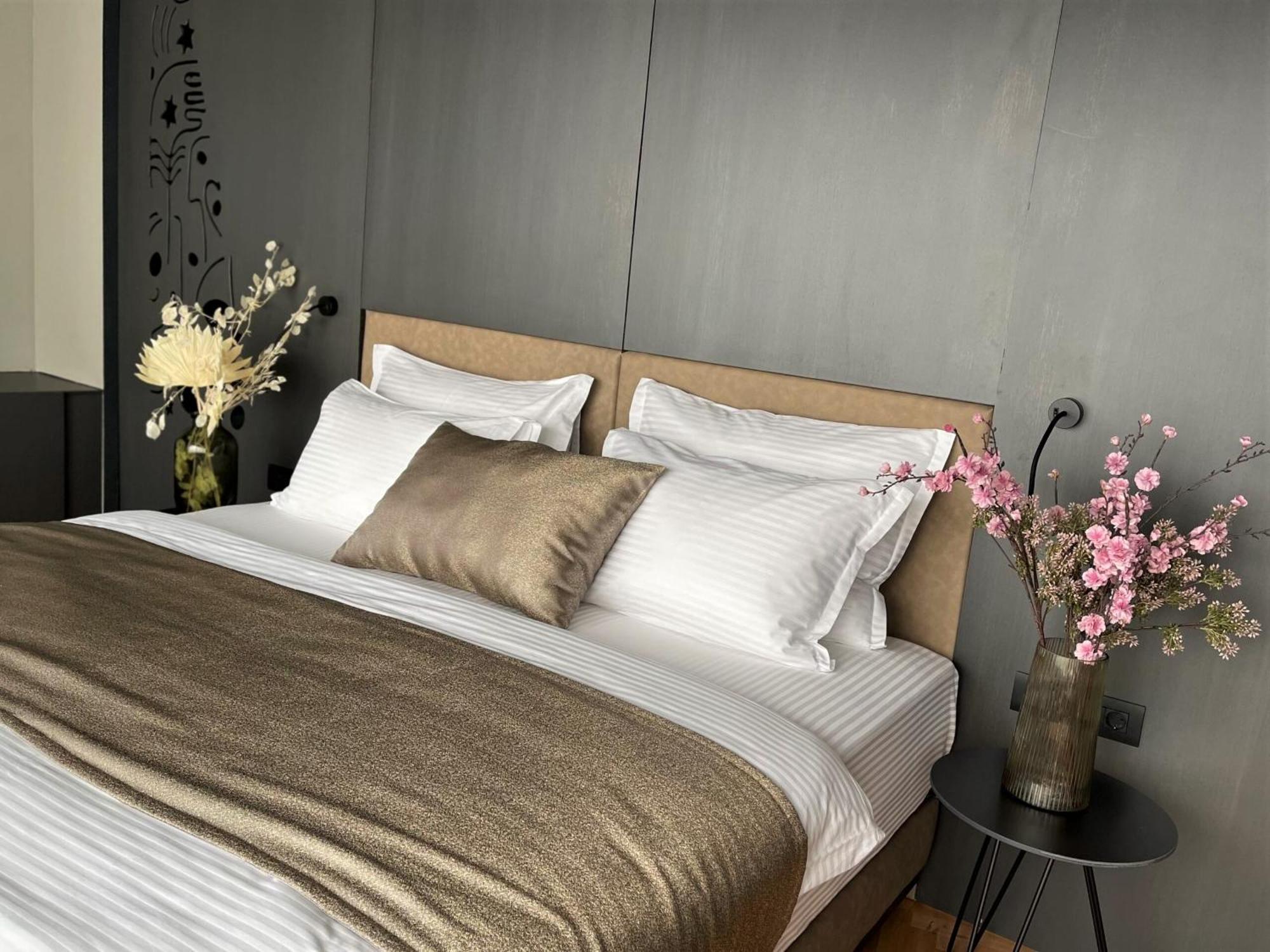 Arka Art Hotel Tiranë Ngoại thất bức ảnh A bed with bed linen