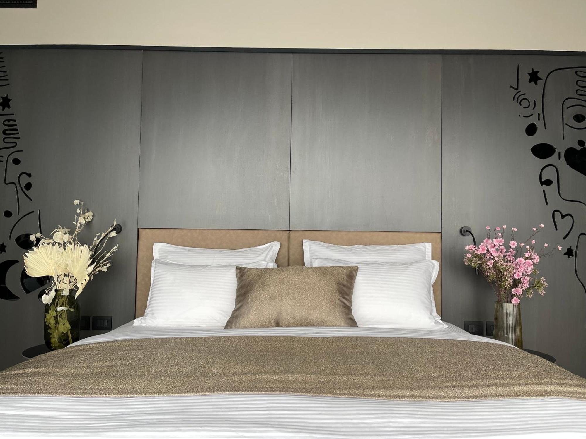Arka Art Hotel Tiranë Ngoại thất bức ảnh A bedroom