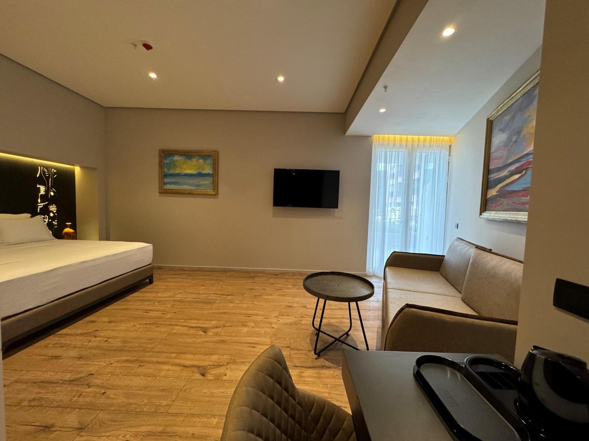 Arka Art Hotel Tiranë Ngoại thất bức ảnh A room at the hotel