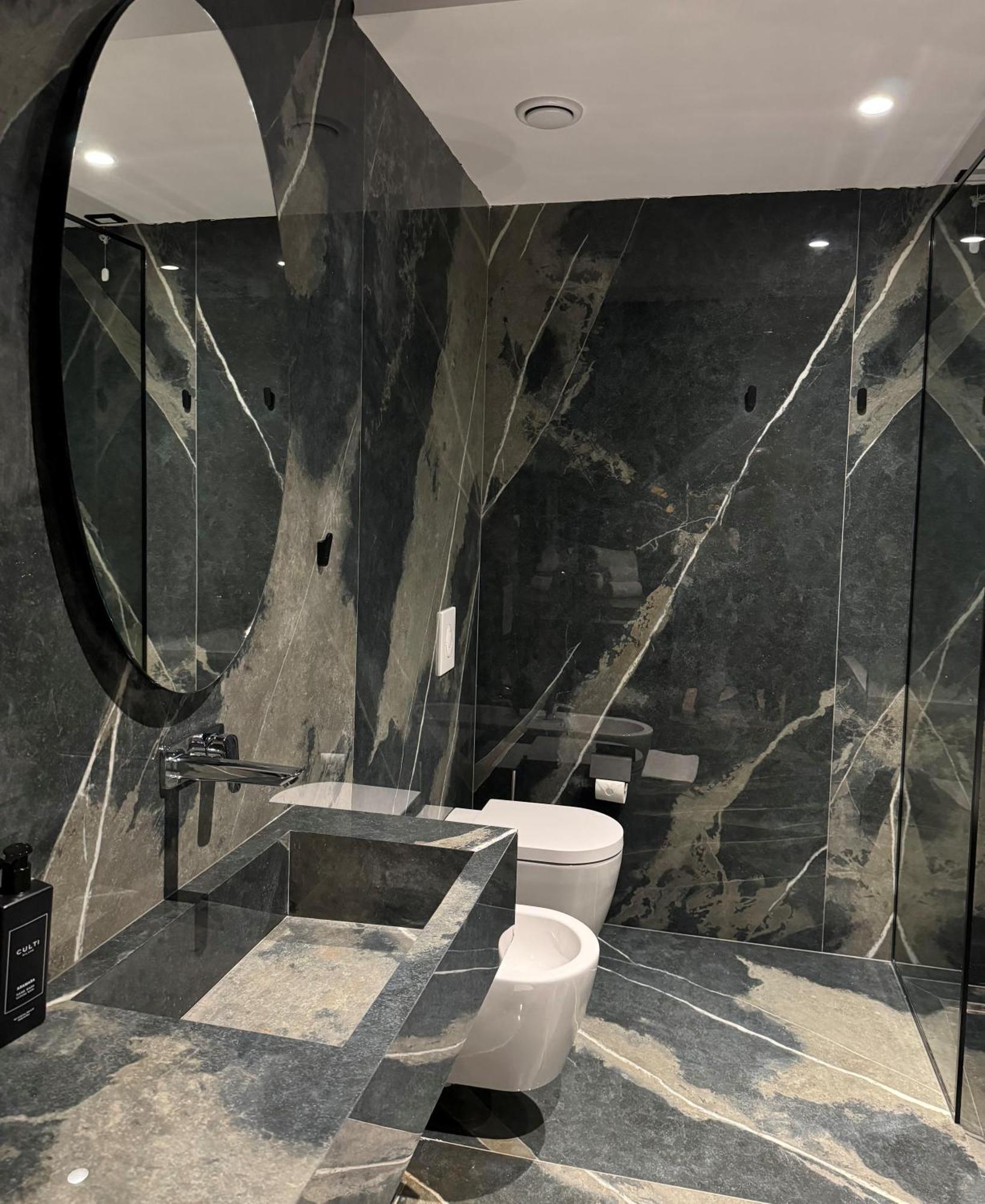 Arka Art Hotel Tiranë Ngoại thất bức ảnh Bathroom in the house