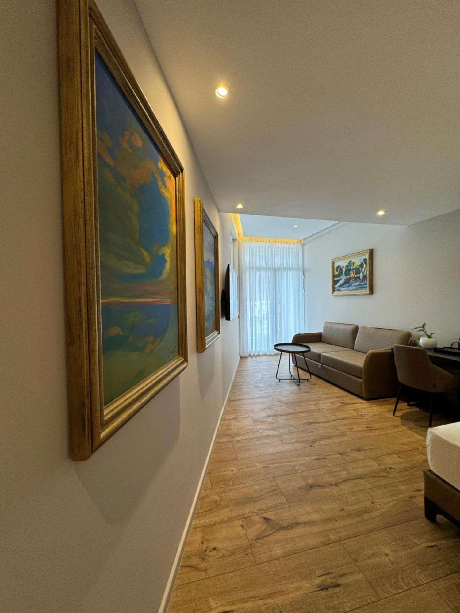 Arka Art Hotel Tiranë Ngoại thất bức ảnh A suite at the hotel