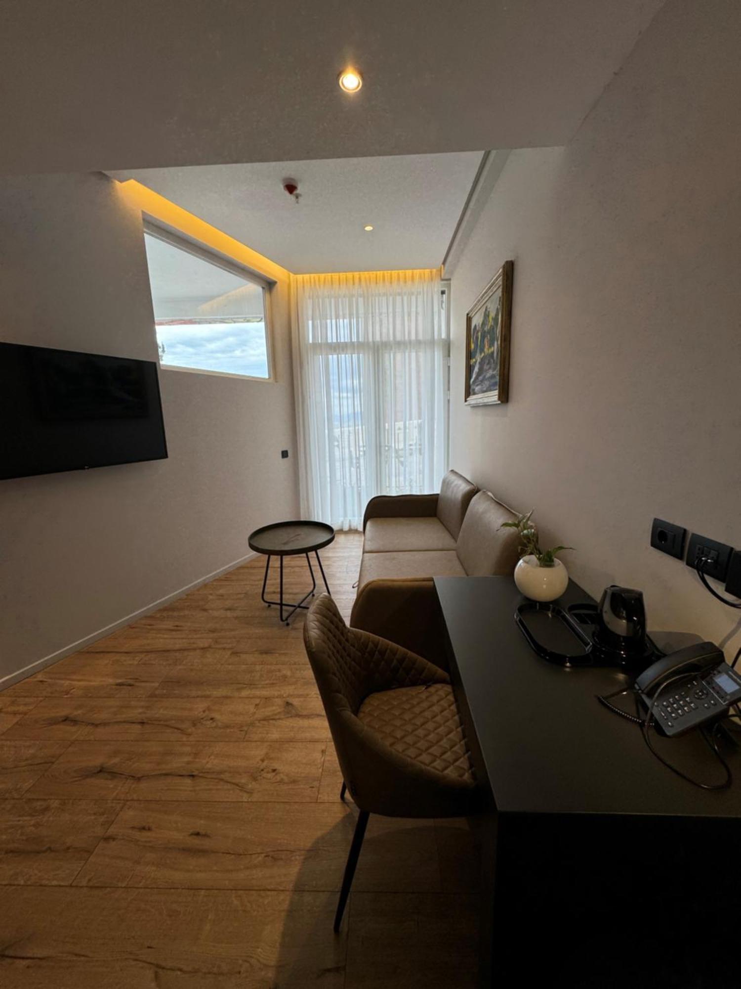 Arka Art Hotel Tiranë Ngoại thất bức ảnh A room at the hotel